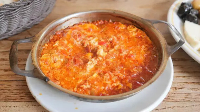 Menemen'i soğanlı mı tercih edersiniz yoksa soğansız mı?