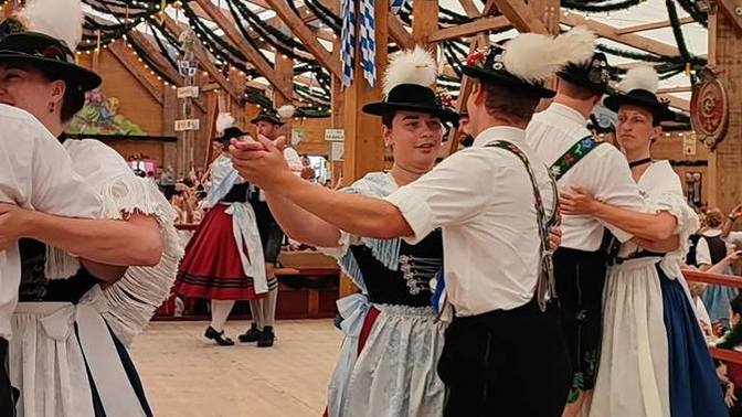Almanya'da yaşasaydınız geleneksel Octoberfest kıyafetlerini giyip festivale katılır mıydınız?