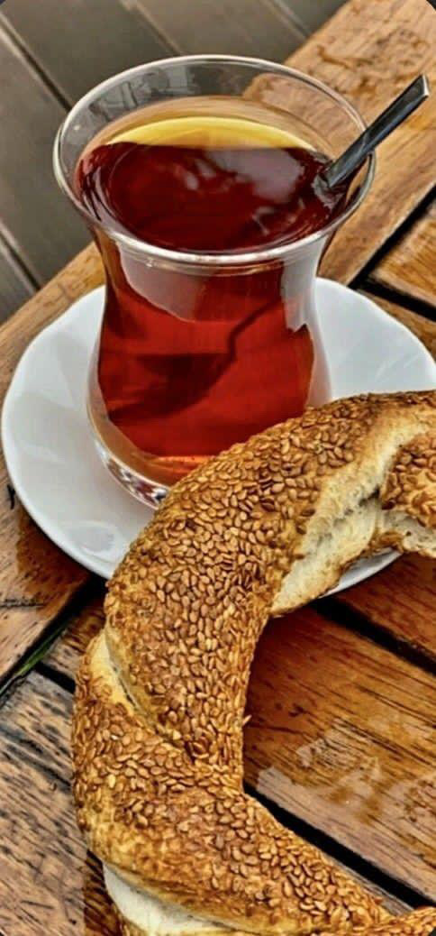 Çayın yanına simit mi yakışır, börek mi?