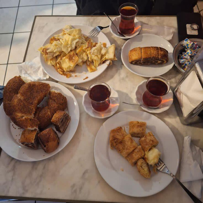 Çayın yanına simit mi yakışır, börek mi?