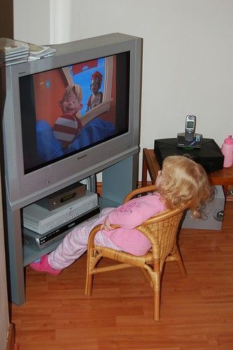 Çocuklar erken yaşta televizyon izlemeli mi?