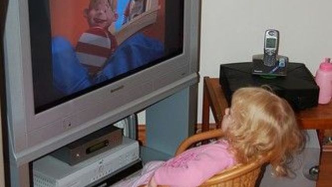 Çocuklar erken yaşta televizyon izlemeli mi?