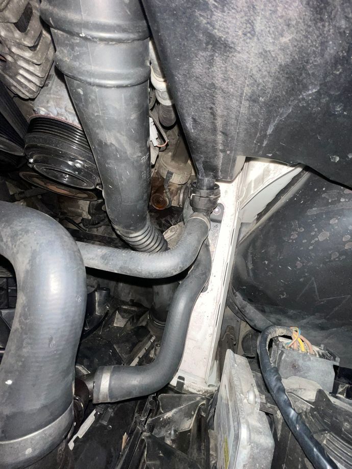 Bmw motorundan anlayan yağ kaçağı bu ne?