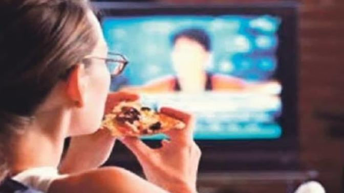 Kahvaltı yaparken ya da  yemek yerken televizyon izler misin?