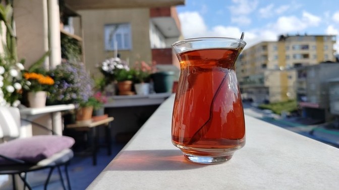 Sabah sabah son dinlediğiniz şarkıyı sizinle beraber balkonda bağıra bağıra söyleseydim, hangi şarkıyı söylemiş olurduk?