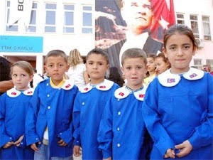 Okullardaki mavi önlükler siyah önlük gibi tarih mi oldu?