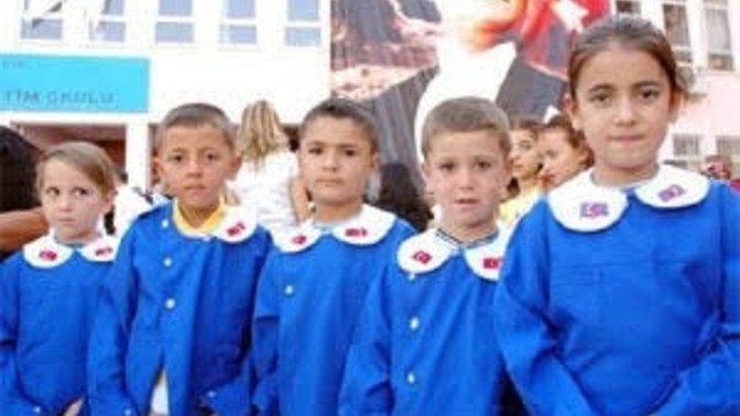 Okullardaki mavi önlükler siyah önlük gibi tarih mi oldu?