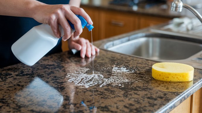 Tezgah üstü, lavabo gibi sık kullanılan alanları günde kaç kere temizliyorsun?