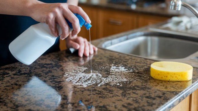 Tezgah üstü, lavabo gibi sık kullanılan alanları günde kaç kere temizliyorsun?