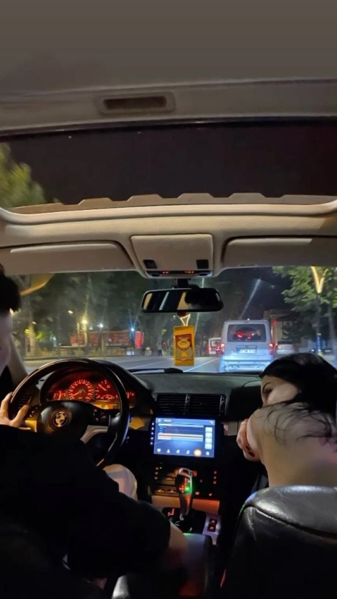 Sağ koltukta anne mi oturmalidir eş mi?