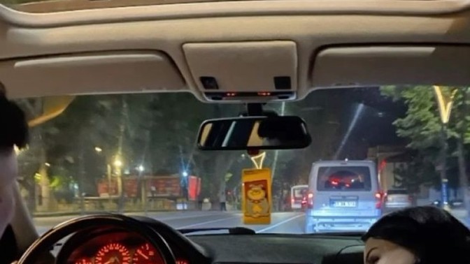 Sağ koltukta anne mi oturmalidir eş mi?