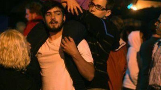 Konserlerde erkek arkadaşınızın onzuna çıkıyor musunuz, sahneyi görmek için faydalı değil mi?
