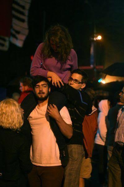 Konseri sevgilinin omzuna çıkıp izlemek şımarıklık mı?
