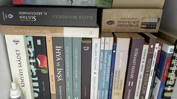Kütüphanenizin siyasi görüsü var mı?