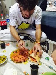 Makarna veya pilav ile ekmek yiyen gördünüz mü?