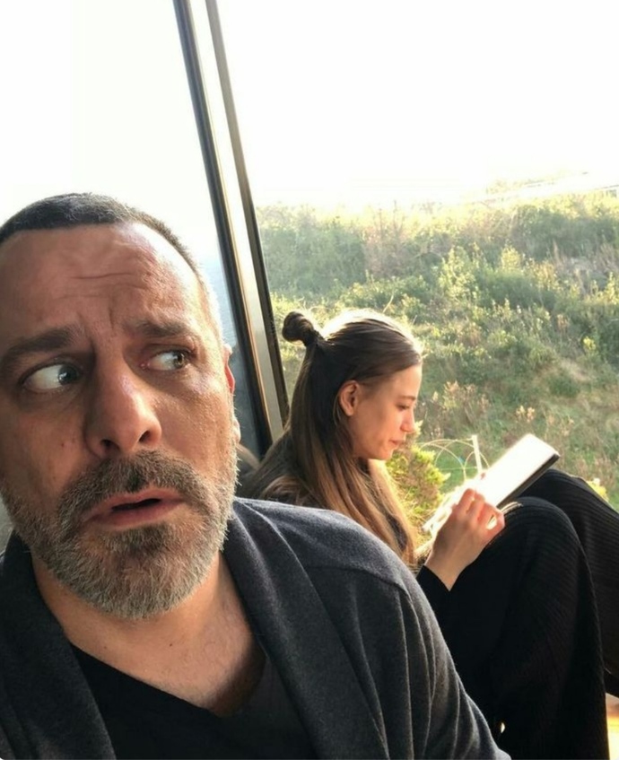 Kapı dinleme gibi bir huyun var mı?