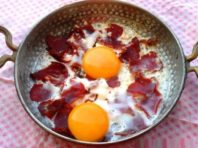 Pastırmalı yumurta mı, sucuklu yumurta mı?