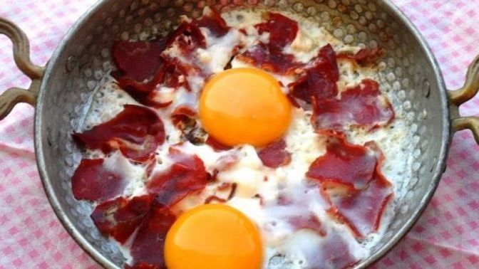Pastırmalı yumurta mı, sucuklu yumurta mı?