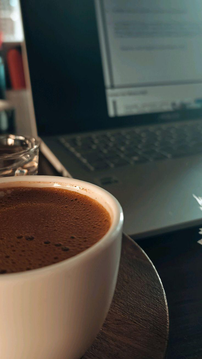 Sabahları kahve içmeden kimseyle konuşamayanlar burada mı?