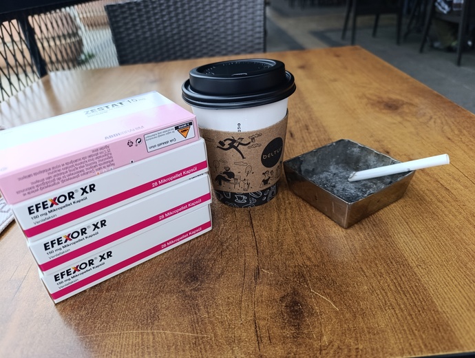 ☕🚬💊
