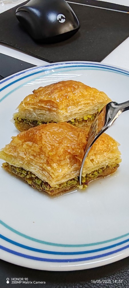 Baklava çayın yanında mı iyi gider dondurma ile beraber mi?