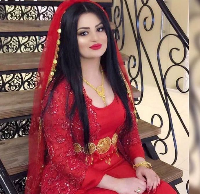 Sizce düğünde hangi elbiseyi giymeliyim?