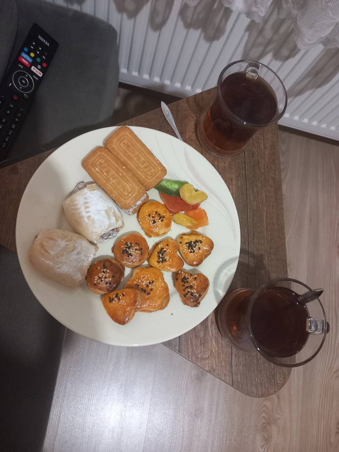 Çay içerken yanına aparatif bişeyler olmalı mı ?