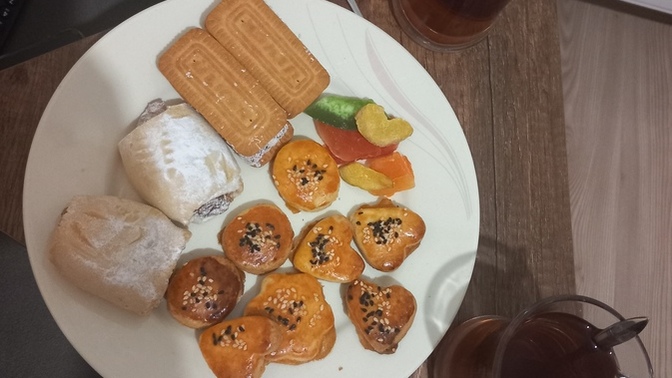 Çay içerken yanına aparatif bişeyler olmalı mı ?