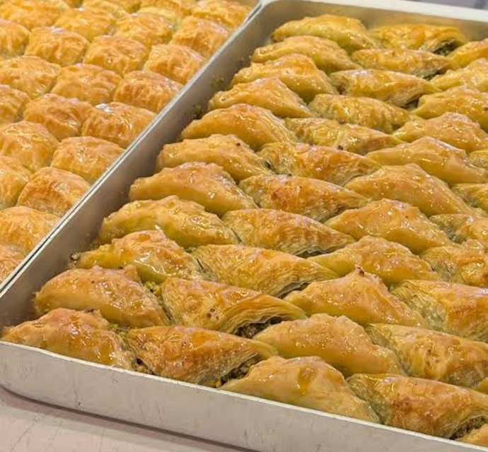 Boluya akşam yemeği yemeye giriyoruz geliyor musun?
