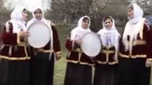 Küçüklükten beri 50 yaş üstü boşuna yaşıyor gibi süslü neneler görüyorum neme gerek diyorum niye yaşıyor bunlar halen saçma mı?