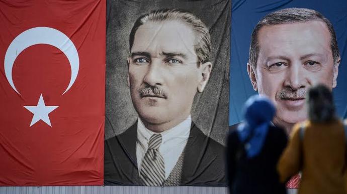 Atatürkün yanında bu resim nasıl duruyor?