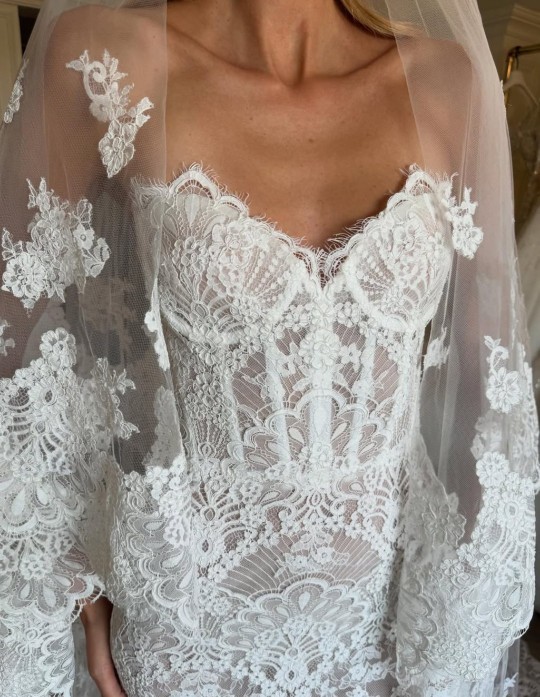Dantelli gelinlikler mi daha güzel yoksa taşlı gelinlikler mi?