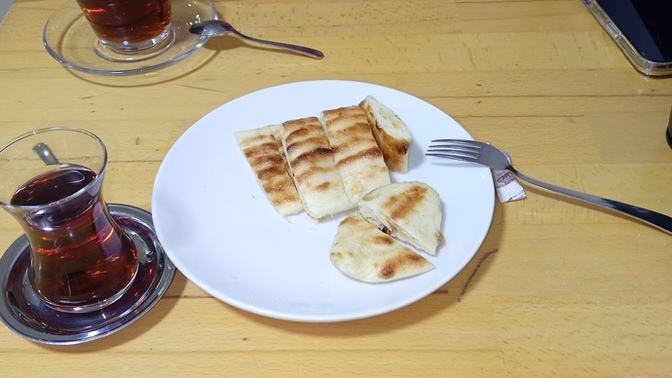 Arkadaşın arayıp "çok açım, yanımda para yok" dedi. Ne ısmarlarsın?
