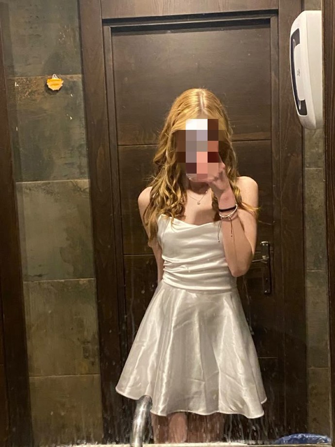 Hangi elbise lise mezuniyeti için daha güzel?