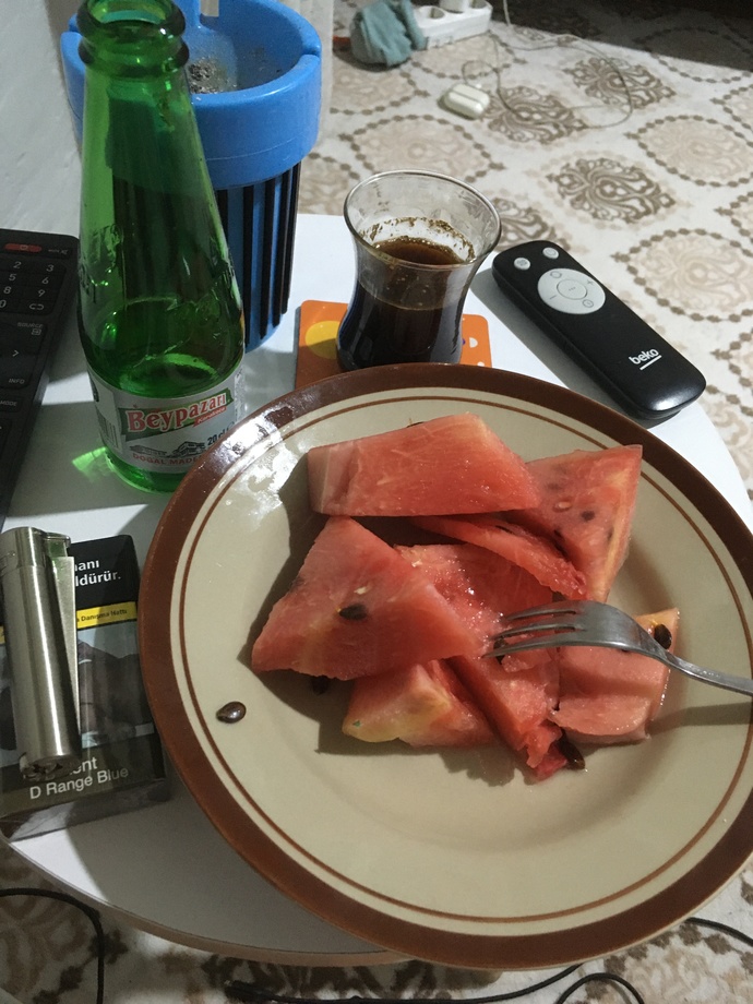 Bir sütlaç yiyorum. Offf diyorum. Sen bu gece neye ofluyosun ruhi?