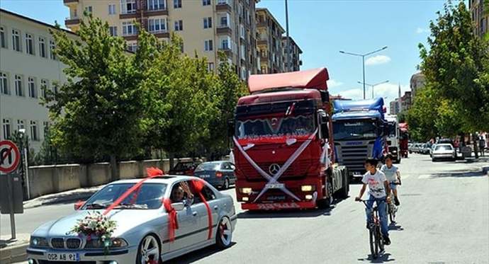 Düğün konvoyu yapıp trafiği engelleyen sürücüye 180 bin lira ceza geliyor. Bu ceza caydırıcı olur mu?