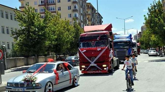Düğün konvoyu yapıp trafiği engelleyen sürücüye 180 bin lira ceza geliyor. Bu ceza caydırıcı olur mu?