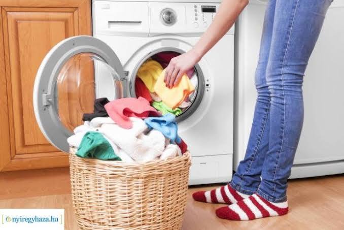 Üstünde çamaşıra atmayın etiketi olan kıyafetleri elde yıkama programında temizlemek mümkün mü?