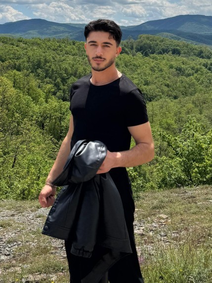Bu iki fotoğraftan hangisi instegramda profil resmi için daha iyi?