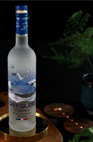 Geceye hangisi yakışır? 🥃 Viski mi, 🧊 Votka mı?