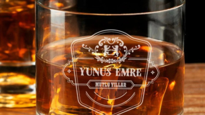 Geceye hangisi yakışır? 🥃 Viski mi, 🧊 Votka mı?