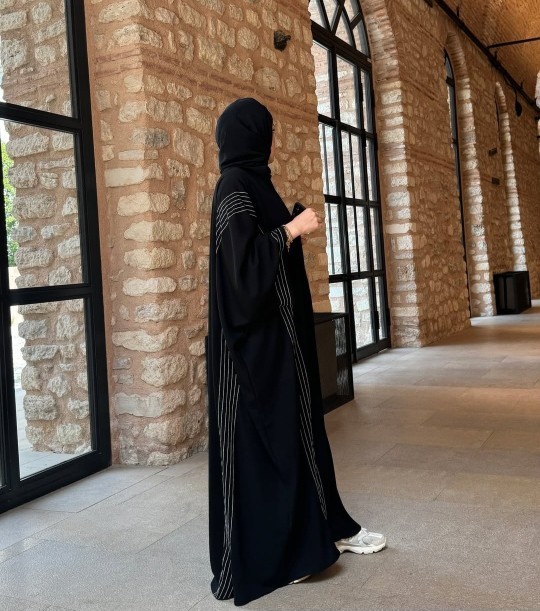 Şu şekil her gün böyle kapalı kızlar itici mi sizce?