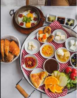 Eğer sadece tek bir kahvaltılık ömür boyu sofranda olabilecek olsaydı, hangisini seçerdin ve neden?