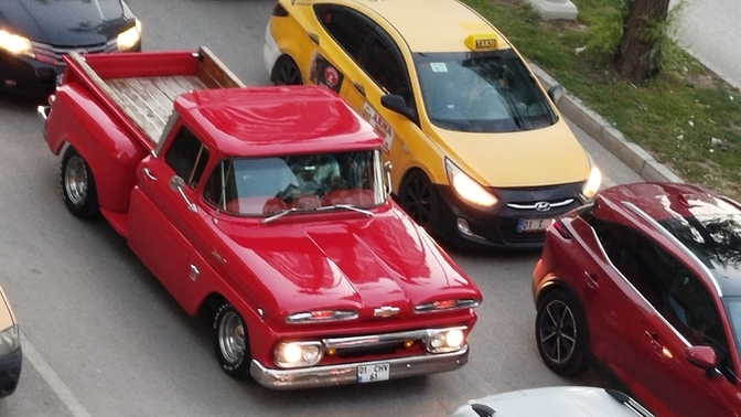 Bu klasik Chevrolet kamyonet konuşabilseydi, sence trafiğin ortasında ne derdi?