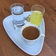 Eğer içtiğin her sıvı, içmeden önce ruh haline göre tat değiştiriyorsa... limonata neden bazen kahve tadı veriyor olabilir?