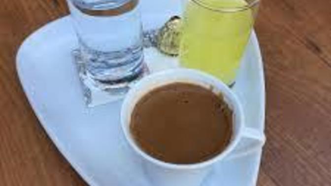 Eğer içtiğin her sıvı, içmeden önce ruh haline göre tat değiştiriyorsa... limonata neden bazen kahve tadı veriyor olabilir?