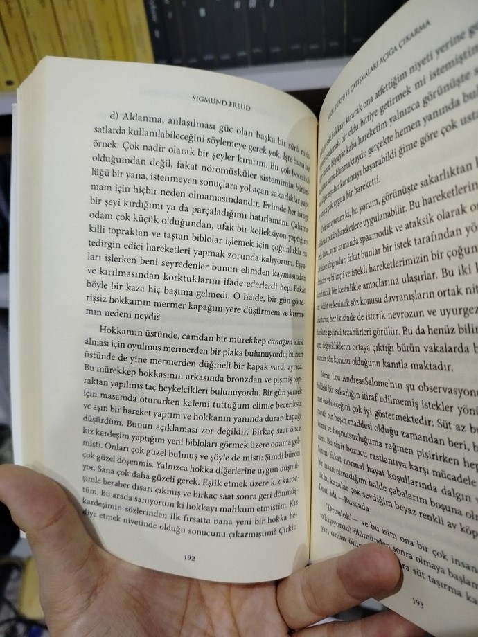 Şuanda okuduğunuz kitabın adı nedir?