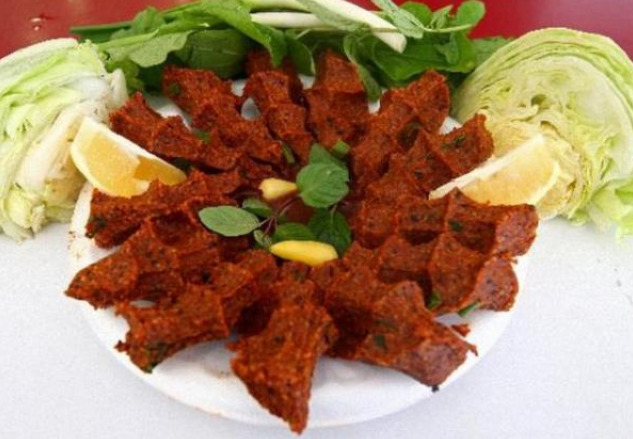 Bir tabak dolusu mutluluk: İçli Köfte mi 🥟 Çiğ Köfte mi 🌶️ damağınızın aşkı?