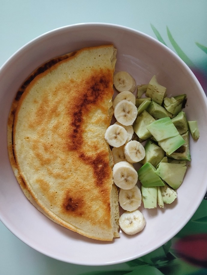 Pirinç unu+yumurta+1 ölçek protein tozu, yanındaki meyveler avokado ve muz.