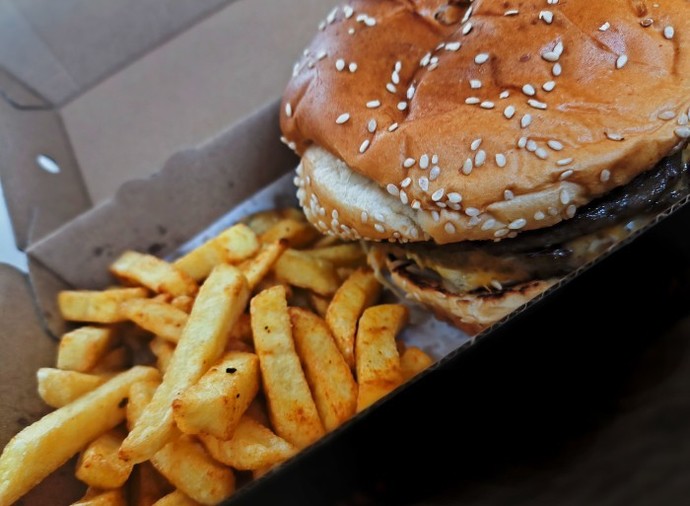 Kime hamburger ısmarlamak isterdin?